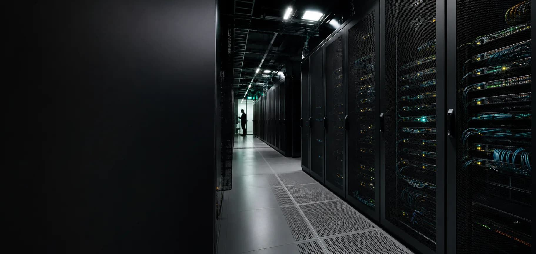 整然とした日本のデータセンター内に並ぶサーバーラック